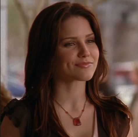 Brooke From One Tree Hill, One Tree Hill Makeup, Brooke Davis One Tree Hill Aesthetic, Brooke One Tree Hill Hair, Brooke Davis Hair Season 1, Brooke Character, Brook Davis Hair, Brook Davis Aesthetic, Sophia Bush Aesthetic