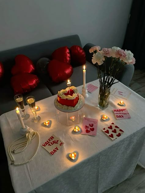 Birthday Design Table, Romantic Room Set Up, Cute Surprises For Your Boyfriend, Romantic Surprise For Girlfriend, Birthday Set Up Ideas For Him, Meatballs And Potatoes, Couples Dates, Anniversary Decoration Ideas, Romantic Dinner Decoration