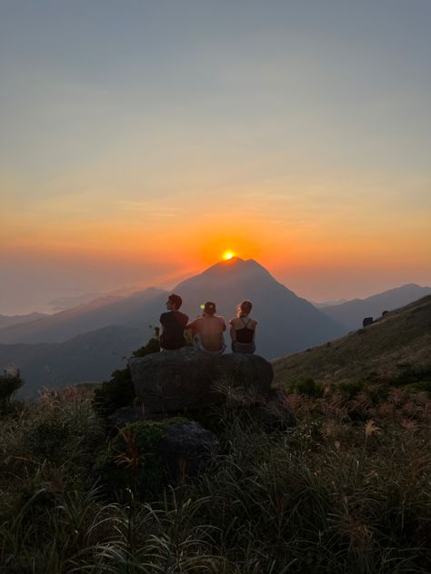 #hongkong #sunset #sunrise #mountains #hike #friends #sunsetphotography #viewpoint #summer #aesthetic #asia #hk #hkliving #island #islandofadventure #lantauisland Sunset Hike Aesthetic, Vietnam Mountains, Social Wellness, Sunrise Hike, Lantau Island, Good Morning Vietnam, Inktober 2024, Wellness Club, Film Pictures