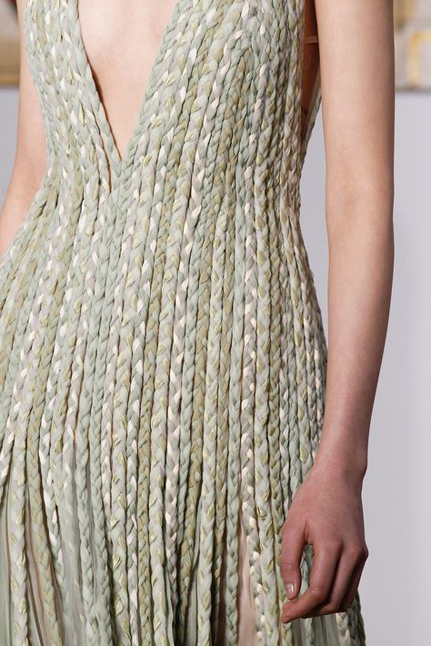 this amazing Valentino gown has the coolest braided texture! Detail Couture, Rag Rugs, Spring Couture, Mode Boho, Couture Mode, Textile Crafts, Couture Details, Recycled Fashion, Textiles Fashion