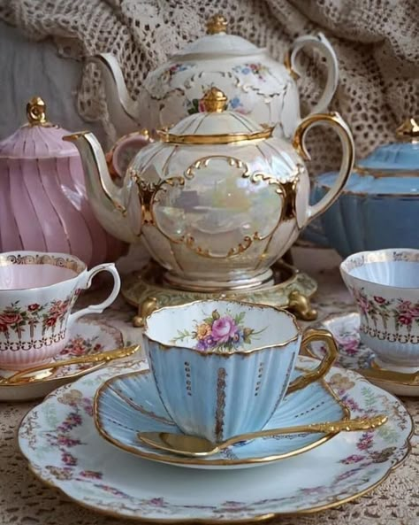 1950s Tea Party, Fine China Tea Set, Royal Tea Parties, Teacup Collection, Tea Service Set, English Tea Party, Royal Tea, Alice In Wonderland Theme, Alice In Wonderland Party