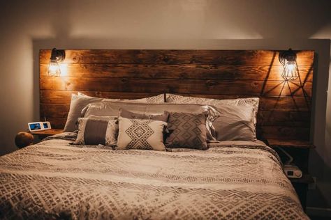 Diy Wooden Headboard With Lights, Diy Headboard Ideas With Lights, Diy Headboard And Nightstand, Diy Lighted Headboard, Wooden Headboard With Lights, Diy Headboard Rustic, Wood Headboard With Nightstand, Rustic Headboard With Lights, Diy Headboard With Shelves And Lights