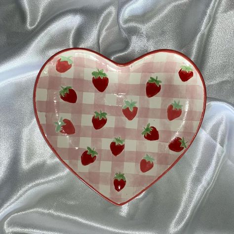 Heart Plates Ceramic, Kiwi Pottery Painting, Color Me Mine Strawberry, Heart Shaped Pottery Painting Ideas, Heart Plate Pottery, Ceramic Heart Bowl, Valentine Pottery Painting Ideas, Heart Pottery Painting Ideas, Heart Pottery Ideas