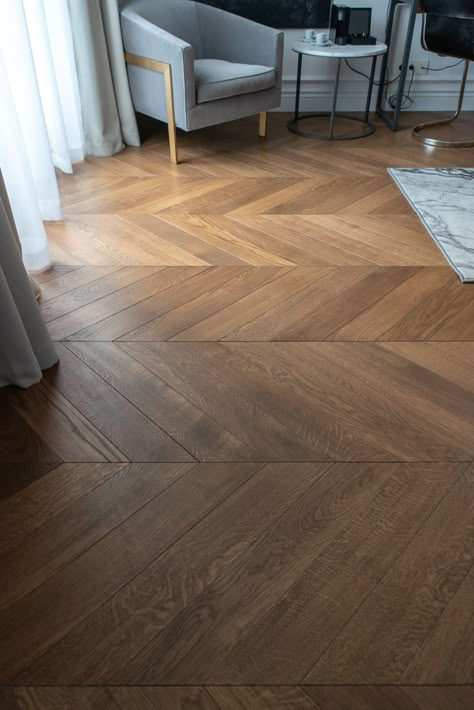 Chevron pattern parquet flooring Wooden Floor Colors, Parquet Colors, Wooden Flooring Design, Wood Floor Interior, Parquetry Flooring, Wood Flooring Ideas, Chevron Flooring, Chevron Parquet, Vintage Wood Floor