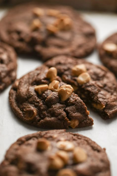 Chocolate Peanut Butter Chip Cookies Peanut Butter And Chocolate Desserts, Chocolate Peanut Butter Chip Cookies, Peanut Butter Chip Cookies, Classic Peanut Butter Cookies, Easy Peanut Butter Cookies, Toffee Cookies, Butter Toffee, Peanut Butter Chocolate Chip Cookies, Chocolate Peanut Butter Cookies