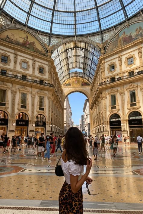 Vittorio Emanuele Milano, Milan In May Outfit, Milan Galleria Vittorio Emanuele, Photos In Milan, Milan Italy Aesthetic Fashion, Milan Pose Ideas, Foto Milano Aesthetic, Milan Pics Ideas, Milano Picture Ideas