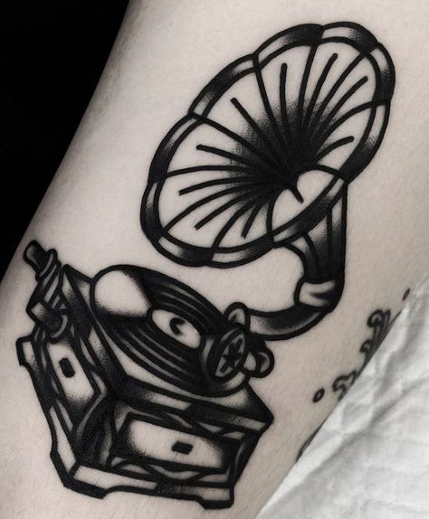 Gramophone Tattoo, Forearm Cover Up Tattoos, Traditional Heart Tattoos, Tato Flash, Traditional Black Tattoo, Traditional Tattoo Inspiration, Tattoo Old School, New Tattoo Designs, Old School Tattoo Designs