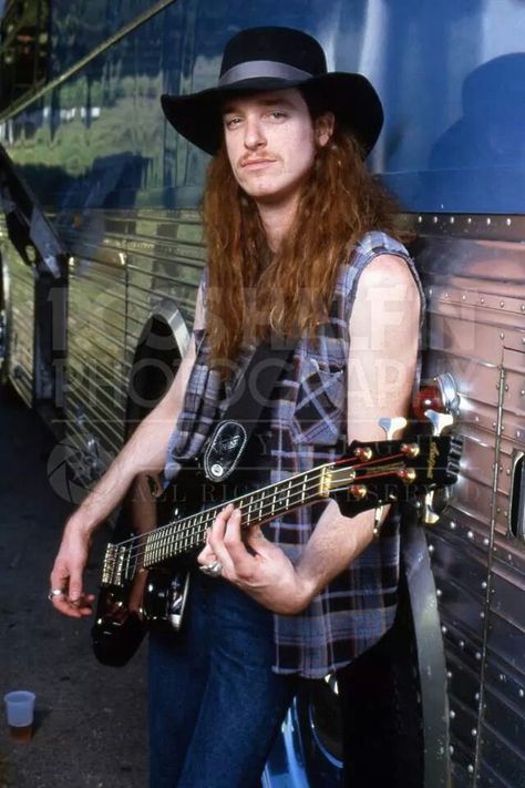 Cliff Burton! In Detroit \m/ Cliff Em All, Ross Halfin, Bass Guitar Lessons, Cliff Burton, Kirk Hammett, We Will Rock You, Easy Guitar, Guitar Tips, James Hetfield