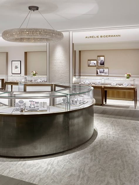 Tiffany Store, Jewelry Showroom, Jewelry Shop Display, Jewelry Store Displays, Jewelry Store Interior, Jewellery Shop Design, Jewelry Store Design, Bar Chandelier, Chandelier Luxury