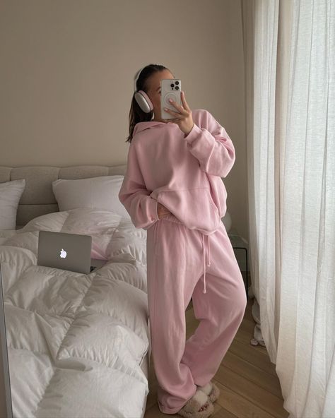 Pink Sweatshirt Outfit, Pink Hoodie Outfit, Pink Girly Aesthetic, Pink Sweatsuit, 2 Piece Lounge Set, Pink Lifestyle, Girly Aesthetic, Pink Sweatpants, Pink Life