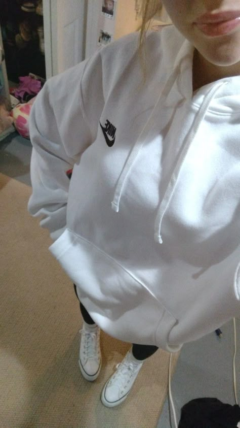 Aesthetic Nike Hoodie, Nike Women Hoodie, Nike Hoodies White, Nike Jumper Aesthetic, Nike Black Hoodie Outfit, White Nike Hoodie Outfit, Nike Girl Aesthetic, Black Nike Hoodie Outfit, Nike Hoodie Outfit Women