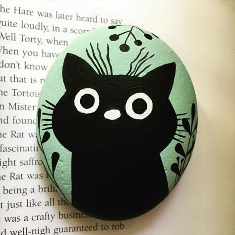 Cute Kitty Painting, Cat Rocks Painting, Black Cat Rock Painting, Rock Painting Ideas Cat, Cat Rock Art, Black Rock Painting Ideas, Rock Painting Cat, Cat Rock Painting Ideas, Easy Stone Painting Ideas