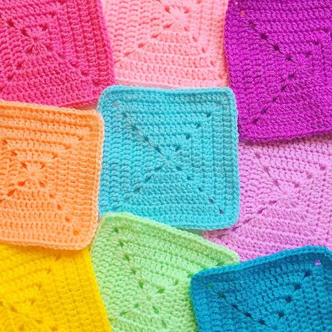 Learn to crochet a solid granny square using this tutorial. It's an easy and fun square to make and use for crochet blankets and cushions. Granny Square Pattern Free, Solid Granny Square, Granny Square Crochet Patterns Free, Square Crochet Pattern, Crochet Granny Square Blanket, Colorful Crochet, Crochet Granny Squares, Crochet Square Patterns, Granny Squares Pattern