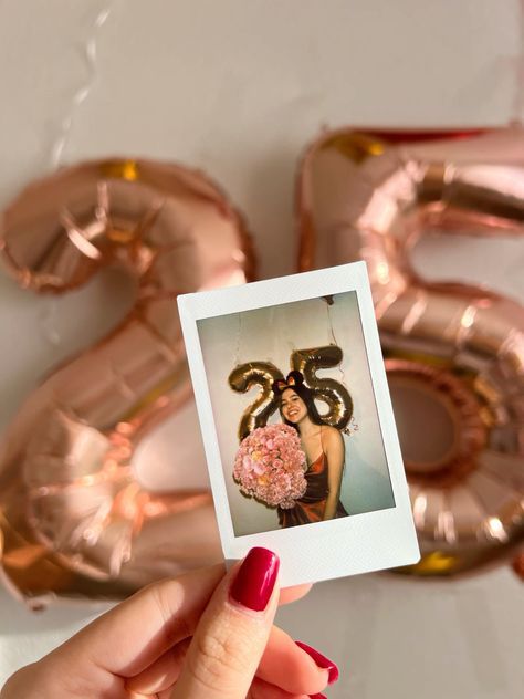 27th Birthday Picture Ideas, Photo Birthday Decorations, 25 Birthday Pictures, Birthday Photos Balloons, 25th Birthday Picture Ideas, 30 Year Photo Shoot, 24tg Birthday Ideas, Birthday Creative Photoshoot, 25 Birthday Picture Ideas