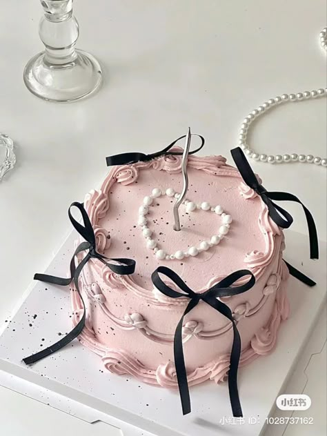 Girly Birthday Cakes, Sweet 17, Vintage Birthday Cakes, Mini Torte, Bow Cakes, Cute Birthday Ideas, Funny Birthday Cakes, Mini Cakes Birthday, Creative Birthday Cakes