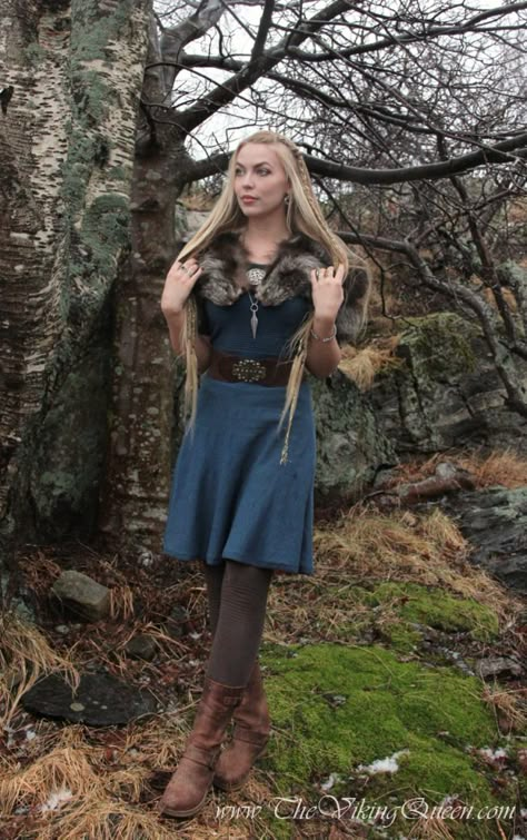 Viking Inspired Outfit Modern, Viking Outfits Woman, Modern Viking Woman, Viking Outfit Woman, Vikings Costume Diy, Viking Halloween Costume, Viking Outfit, Vikings Halloween, Viking Queen