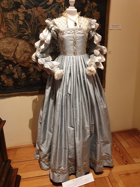 1600 Italian Fashion, Victorian Dress Sleeves, 1690s Dress, 1600s Fashion Dresses, 1600s French Fashion, Late 1600s Fashion, 1700s Royal Fashion, 1700 Womens Fashion, 1500 Outfits