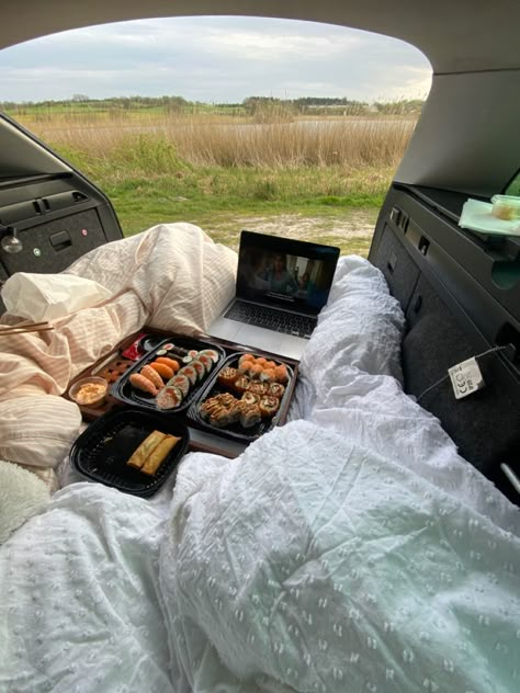 Eating In The Car, Picnic Nature, Car Picnic, Summer Car, Dream Dates, Romantic Date Night Ideas, Kombi Home, Picnic Inspiration, Cute Date Ideas