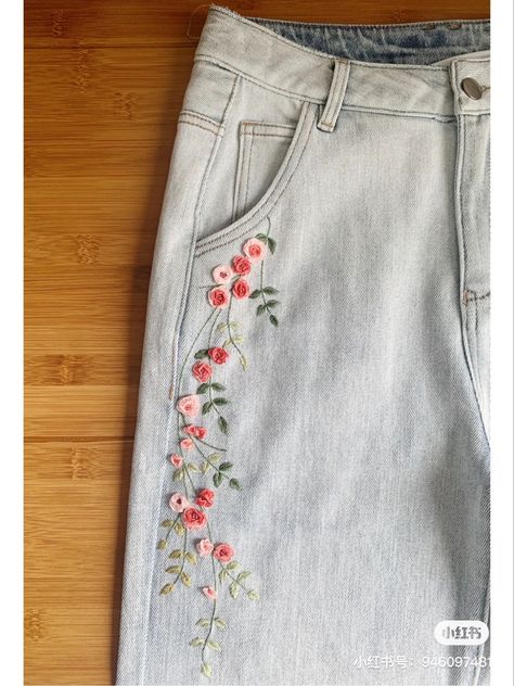 Blue Jeans Embroidery Ideas, Embroidery Designs Denim, Jeans With Flowers Embroidery, Cute Jeans Embroidery, Embroidery Design For Jeans, Denim Pocket Embroidery, Embroidery Jean Pocket, Embroidery On Shirts Ideas, Embroidery On Jeans Ideas