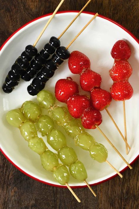 Grape Tanghulu, Tanghulu Recipe, Strawberry Tanghulu, Candied Strawberries, Candied Fruit Recipes, Candied Fruit, Summer Snacks, Sweet Snacks Recipes, Food Recepie