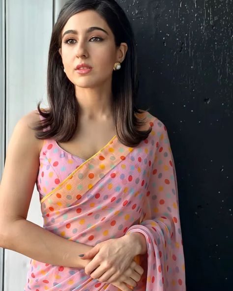 @saraalikhan95 retro look💥😍💜 #glamsham #saraalikhan #retro #fashion. Retro Hairstyles Bollywood, Retro Look Bollywood Indian, Indian Retro Look, Retro Fashion 70s Indian, 70s Bollywood Fashion, Retro Look Bollywood, Retro Saree Look, Retro Bollywood Outfits, Bollywood Fashion Saree