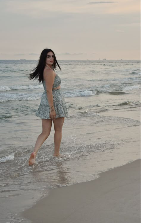 Photo Pose For Beach, Beach Cute Poses, Beach Photos For Instagram, Pose At The Beach Picture Ideas, Aesthetic Poses In Beach, Goa Beach Dress For Women, Beach Photoshoot Poses Women, Beaches Pose Ideas, Beach Clothes Photoshoot