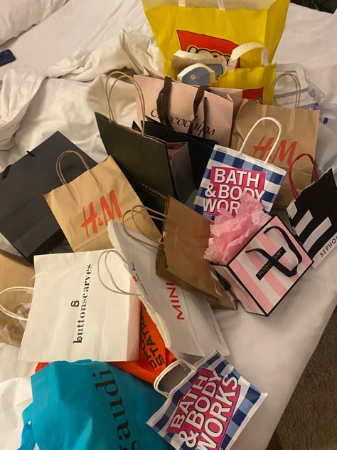 Going Shopping Aesthetic, Shopping Aesthetic Bags, Shopping Spree Aesthetic, Shopping Bags Aesthetic, Vision Board Themes, Shopping Aesthetic, Vision Board Pics, Wish Board, Manifesting Vision Board