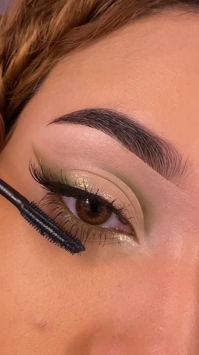 Green And Gold Makeup Looks Simple, Make Up Green Dress Ideas, Green Look Makeup, Sage Eyeshadow Looks, Simple Eyeshadow For Green Eyes, Quinceanera Makeup Sage Green, Sage Green Eyeshadow Looks, Natural Green Makeup, Simple Green Eye Makeup