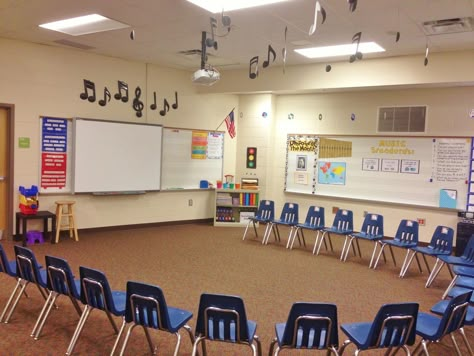 I love how neat and organized this room is! Definitely stealing some of these ideas! Elementary Music Classroom Setup, Music Room Setup, Music Classroom Organization, Music Room Organization, Music Teacher Ideas, Elementary Music Room, Choir Room, Music Classroom Decor, Music Room Design