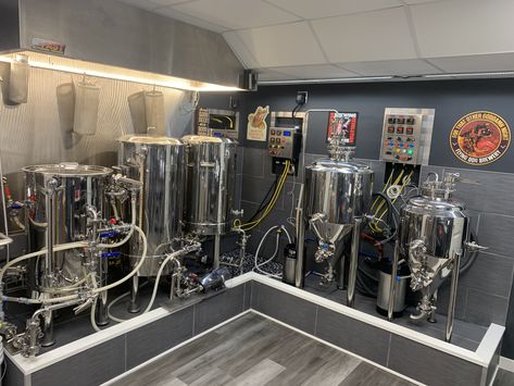 Home Brewery Design, Garage Brewery, Brew Room, Beer Brewing Process, Home Distilling, Beer Machine, Brew Master, Beer Brewing Equipment, Home Brewing Equipment