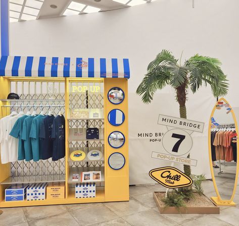 90s Booth Design, Pop Up Store Outdoor Retail Design, Clothing Pop Up Booth, Pop Up Store Display Ideas, Clothing Pop Up, Pop Up Store Concept, Pop Up Shop Design, Clothing Booth, Pop Up Stand