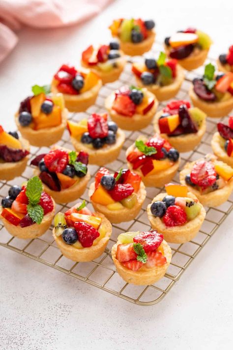 Mini Fruit Tarts - My Baking Addiction Mini Fruit Tarts Decoration, Berry Tarts Mini, Tart With Fruit, Mini Pop Tarts, Small Fruit Tarts, Dessert For Birthday Party, Fruit Tartes, Mini Deserts Ideas, Tea Snacks Ideas