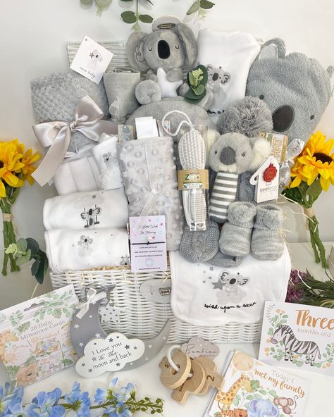 Large luxurious baby gift hamper at www.pinkandbluehampers.co.uk 🤍 Hampers Bayi, Hampers Baby, Hampers Ideas, Baby Hampers, Luxury Baby Gifts, Baby Gift Hampers, Baby Hamper, Luxury Baby, Milestone Cards