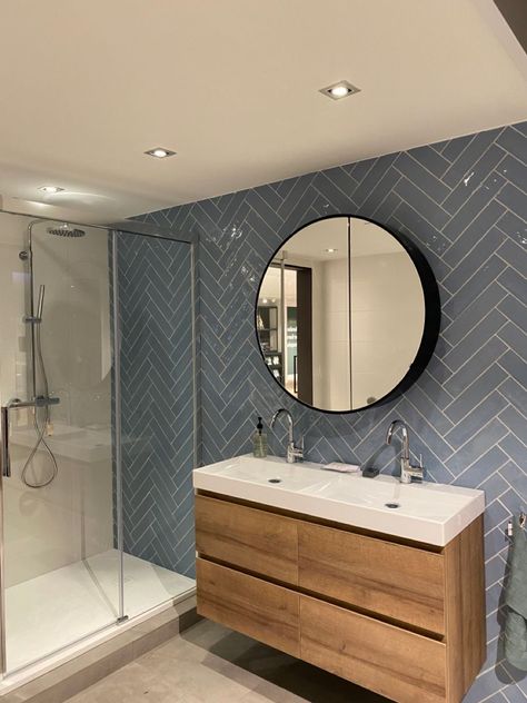 Personalized Retreats: Customizing Spaces with Modern Bathroom Design Home Ideas Bathroom, Greige Bathroom, Kids Bathroom Design, Guest Bathroom Design, Modern Bathroom Design Ideas, Blue Bathroom Tile, Bathroom Decor Colors, Bathroom Shower Walls, Bathroom Decor Luxury