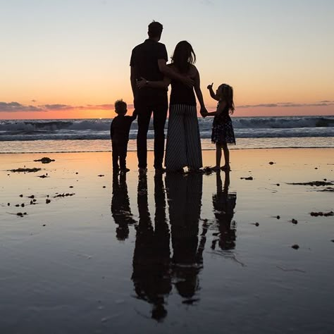 I do love a good sunset silhouette at the beach. Perfect idea for a family photo session for four. Family portraits ideas for a san diego vacation Family Photos Silhouette, Perfect Family Picture, Beach Silhouette Photography, Family Of Four Silhouette, Family Vacation Photography, Happy Family Of Four, Family Sunrise Beach Pictures, Family Vacation Picture Ideas, Family Vacation Photo Ideas