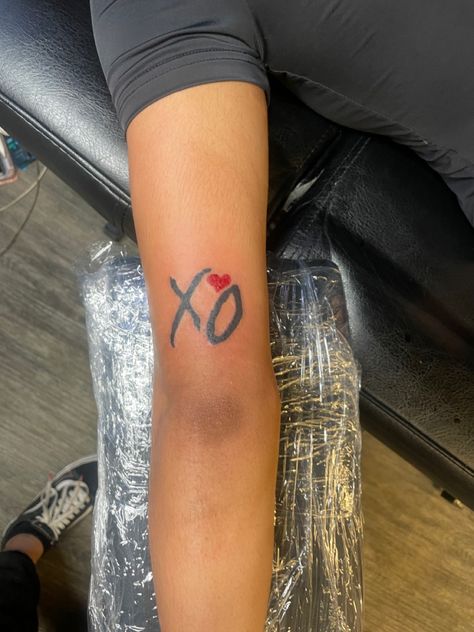 Ovo Xo Tattoo, Xo The Weekend Tattoo, X’o The Weeknd Tattoo, Xo Till We Over Dose Tattoo, Xo Hand Sign The Weeknd, Xoxo Tattoo Fonts, Heart Break Tattoos Men, The Weekend Tattoos Ideas, The Weeknd Tattoo Ideas Songs