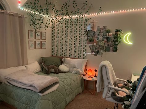 Aesthetic Teenage Bedroom, Room Ideas Full Room, Bed Rooms Ideas Aesthetic Cozy, Room Ideas Square Bedroom, Room Inspiration Aesthetic Minimalist, Cute Room Ideas Green, Orange Room Ideas Bedroom, Twin Bedroom Ideas Aesthetic, Light Green And Grey Bedroom