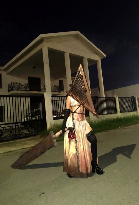 Silent Hill Costume Pyramid Head, Female Pyramid Head Cosplay, Silent Hill Pyramid Head Cosplay, Silent Hill Halloween Costumes, Pyramid Head Cosplay Female, Cryptid Cosplay, Horror Game Cosplay, Horror Cosplay Female, Pyramid Head Female