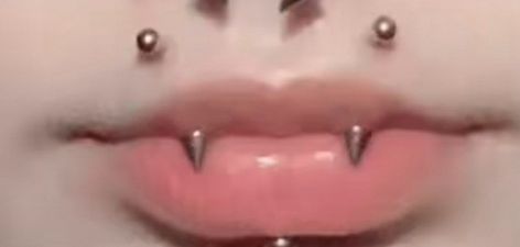 Dracula Piercing, Fang Piercing Lip, Lip Piercing Angel Bites, Mouth Pirsing, Canine Bites Piercing Aesthetic, Heart Shaped Piercing, Angel Peircings, Angel Piercing Lips, Vampire Fang Piercing