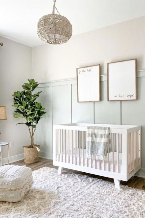 We’ve put together a selection of 55 inspiring nursery ideas to create a space that reflects your personal style and provides a comfortable and cozy environment for your little one. Baby Nursery Inspiration, Idee Babyshower, White Crib, Baby Room Neutral, Baby Room Themes, Girl Nursery Room, Nursery Room Design, Baby Boy Room Nursery, Baby Room Inspiration