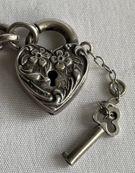 Heart Lock Aesthetic, Vintage Locket Tattoo, Pretty Lockets, Locking In, Old Key Crafts, Keys Aesthetic, Key Aesthetic, Old Lock, Key Crafts