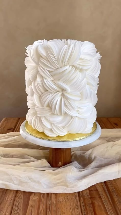 Wedding Cake Wafer Paper, Wafer Paper Cake Designs, Rice Paper Wedding Cake, Wafer Paper Cake Decoration, Wafer Paper Wedding Cake, Wafer Cake, Baking Shop, Ruffle Wedding Cake, American Cake