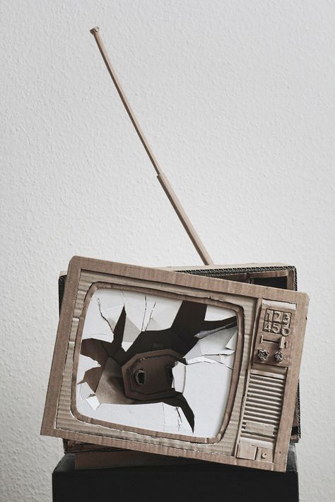 Cardboard Sculptures, Cardboard Art Sculpture, Cardboard Props, Tv Head, Cardboard Sculpture, Cardboard Art, German Art, Arte Inspo, Cardboard Crafts