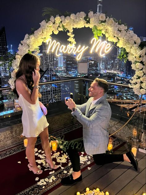 Marry Me Balloon Arch, Proposal Arch Ideas, Intimate Proposal Ideas Simple, Proposal Party Ideas Decorations, White Roses Decoration, Proposal Arch, Marry Me Proposal Ideas Romantic, Will You Marry Me Ideas Proposals, Marry Me Ideas Proposals