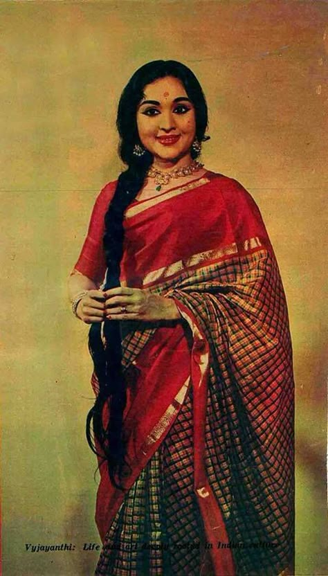 Indian Retro Look, Vintage Saree Look, Vintage Saree Photoshoot, Indian Retro Outfits, Retro Fashion 70s Indian, Retro Saree Look, Vintage Indian Fashion, Indian Retro, Saree Looks