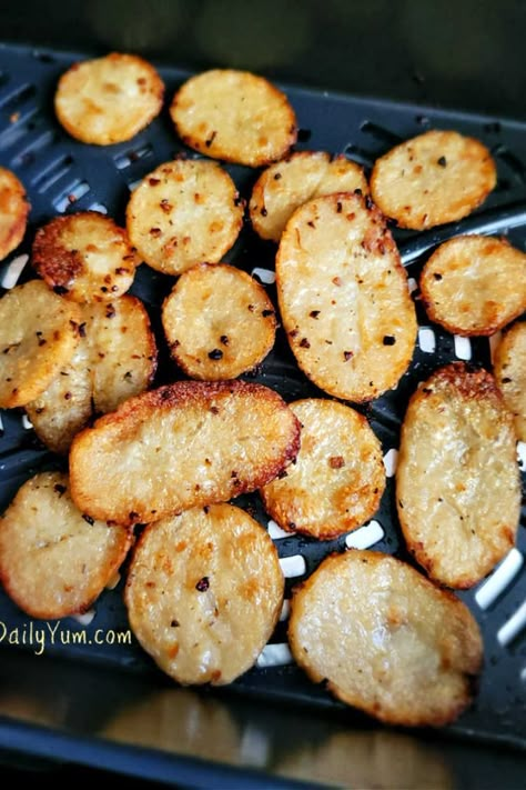 Crispy Air Fryer Potato Chips. Made with a can of sliced potatoes so it was really easy and they turned out so good with crispy edges. New Potatoes In Air Fryer, Canned New Potatoes, Sliced Fried Potatoes, Can Potatoes Recipes, Potato Chips Recipes, Potatoes In Air Fryer, Daily Yum, Air Fryer Chips, Air Fryer Potato Chips