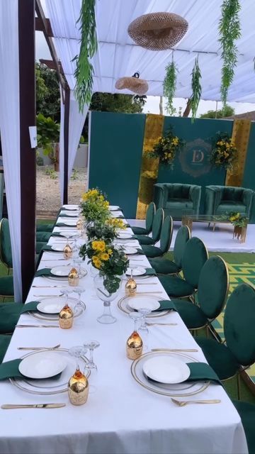 Dinner Party Decorations Table, Wedding Decoration Outdoor, Reception Decoration Ideas, Emerald Wedding Colors, Wedding Reception Outdoor, Wedding Decorations Ideas, Green Wedding Decorations, Outdoor Tent Wedding, Dinner Party Table Settings