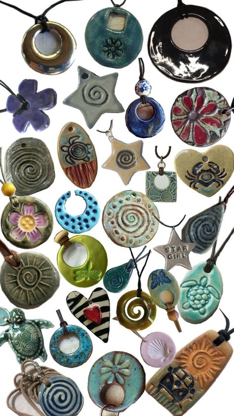 Cerámica Ideas, Pottery Crafts, Ceramics Pottery Art, Clay Art Projects, Ceramics Ideas Pottery, Funky Jewelry, Diy Clay Crafts, Diy Crafts Jewelry, Clay Charms