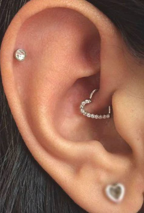 Daith Piercings Pic: @pinterest Minimalist Ear Piercings, Daith Piercings, Ear Peircings, Ear Piercings Chart, Daith Piercing Jewelry, Ear Piercing Ideas, Cool Ear Piercings, Pretty Ear Piercings, Cute Ear Piercings