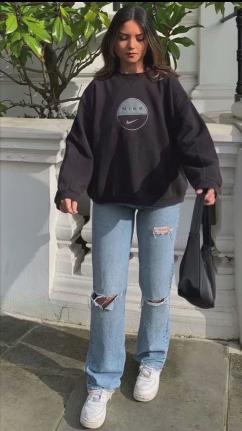 Black Sweatshirts Outfit, Sweatshirt And Mom Jeans Outfit, Hoodie And Ripped Jeans Outfit, Hoodie And Turtleneck Outfit, Black Sweatshirt Outfit Women, How To Style A Black Hoodie, Black Hoodie Outfit Women, Jeans And Hoodie Outfit, Hoddies Outfits Woman